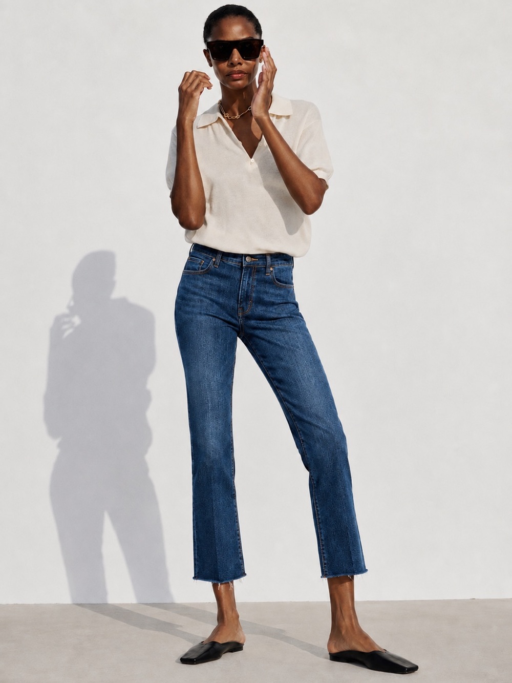 FRAME Le Crop Mini Boot Low Rise Raw Hem Crop Straight with a flare Jeans
